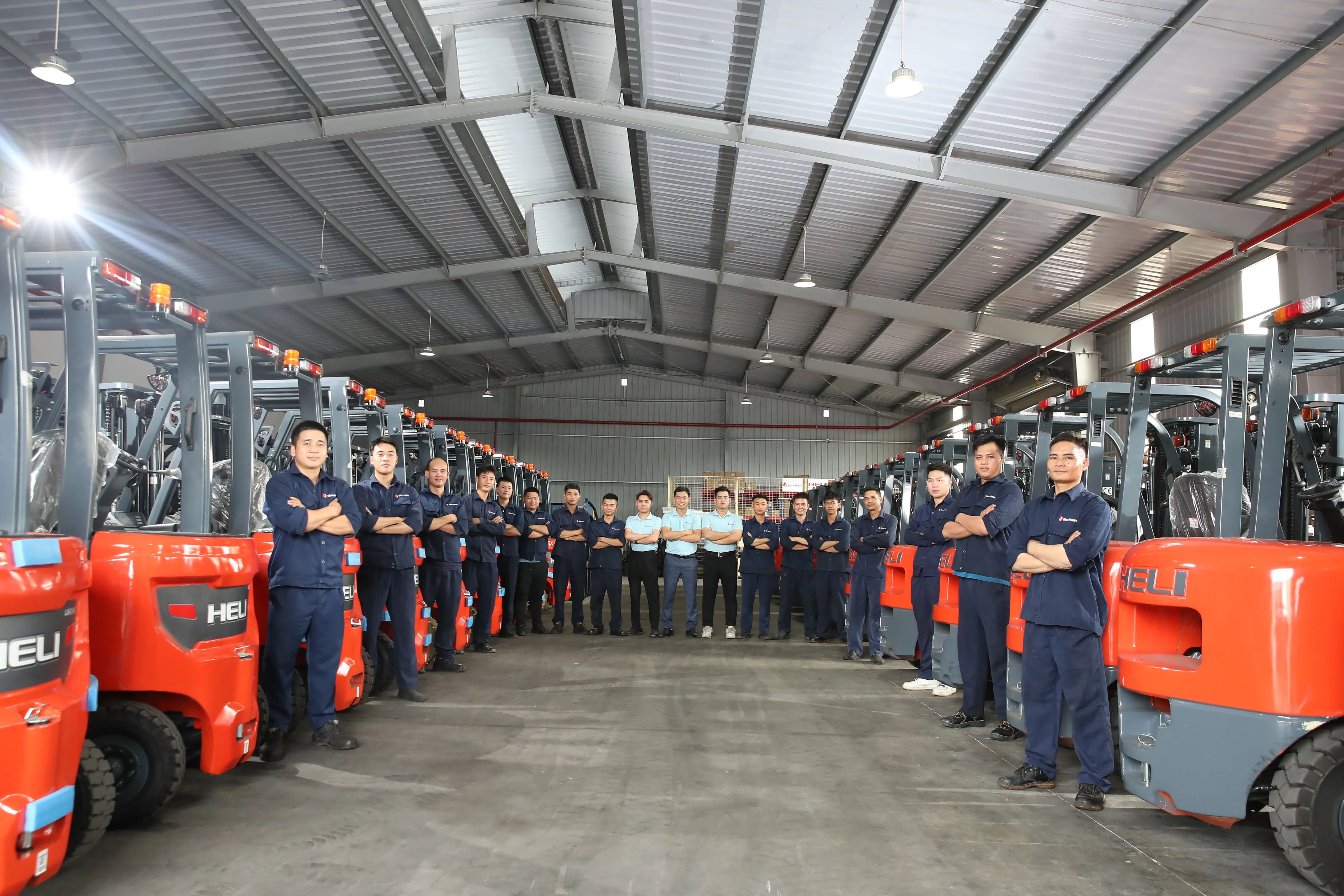 Đội ngũ kỹ thuật HELI Bình Minh tại kho xe nâng