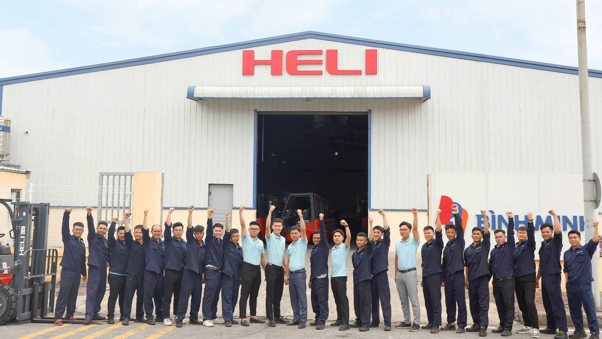 Đội ngũ HELI Bình Minh tại trung tâm xe nâng