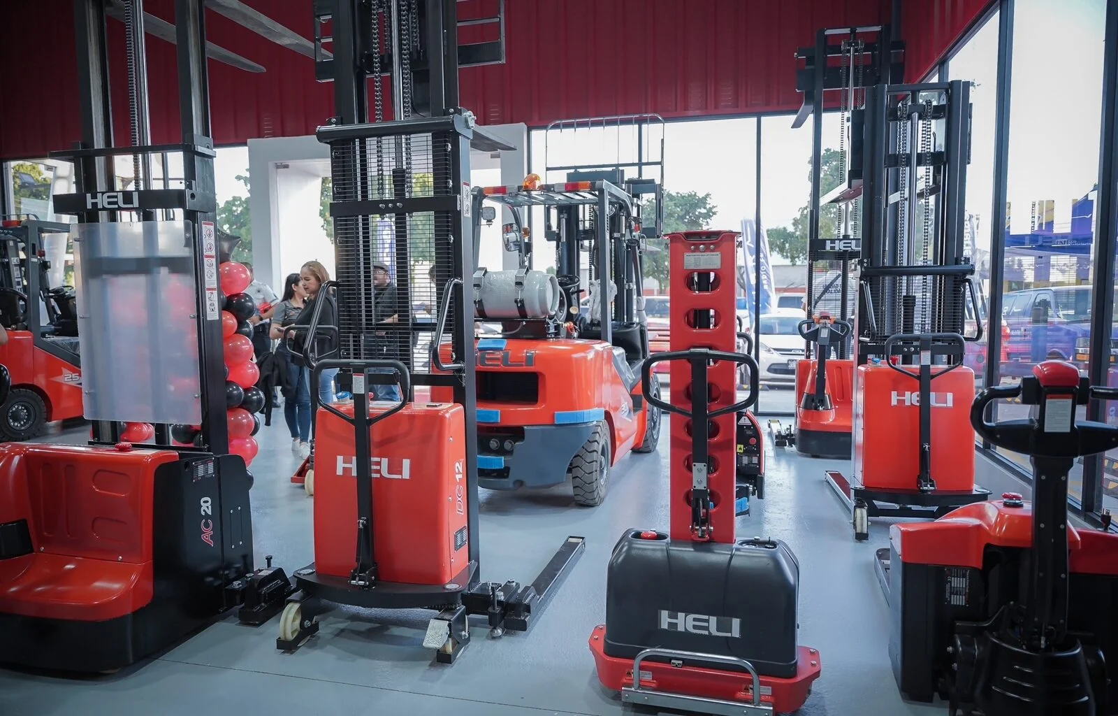 PHÂN BIỆT XE NÂNG TAY THẤP VÀ XE NÂNG TAY CAO