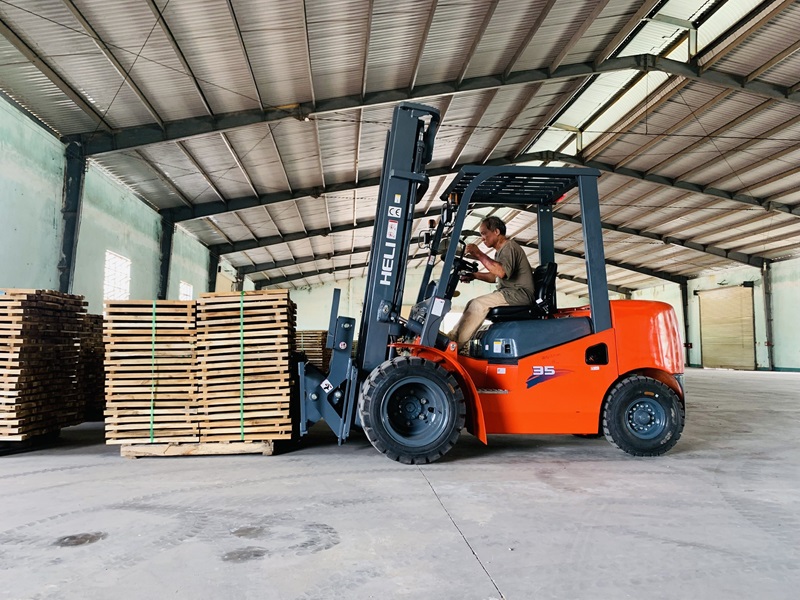 10 NGUYÊN TẮC AN TOÀN QUAN TRỌNG KHI VẬN HÀNH XE NÂNG