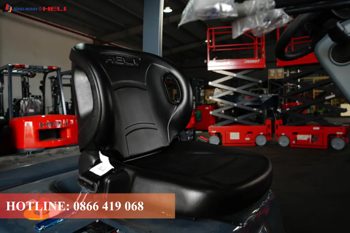 Khoang lái xe nâng điện Lithium Heli 2.5 tấn