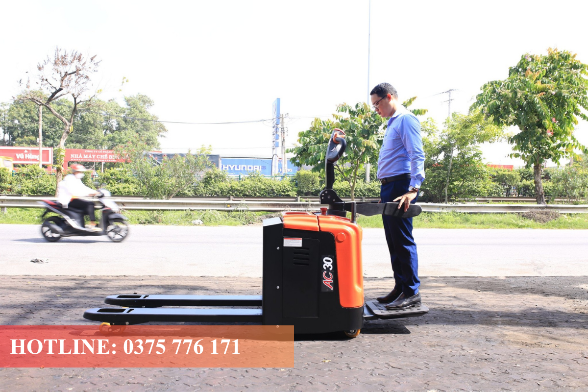 Khách hàng kiểm tra vận hành xe nâng tay điện thấp