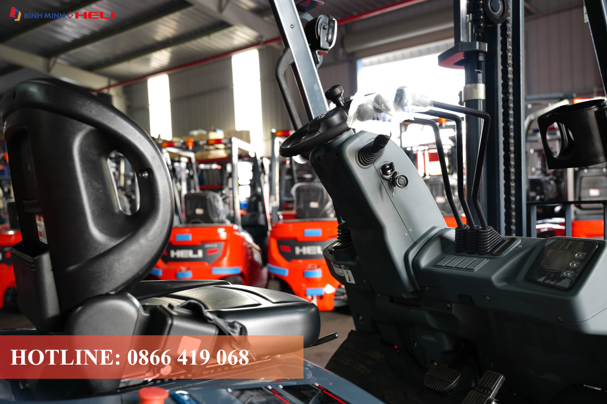 Khoang lái xe nâng điện Lithium Heli 3.5 tấn