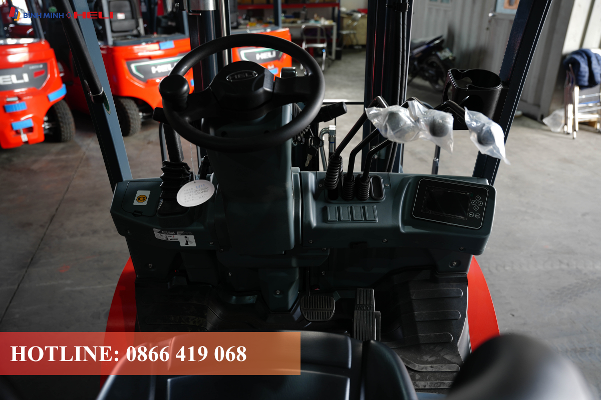 Khoang lái xe nâng điện Lithium Heli 3 tấn