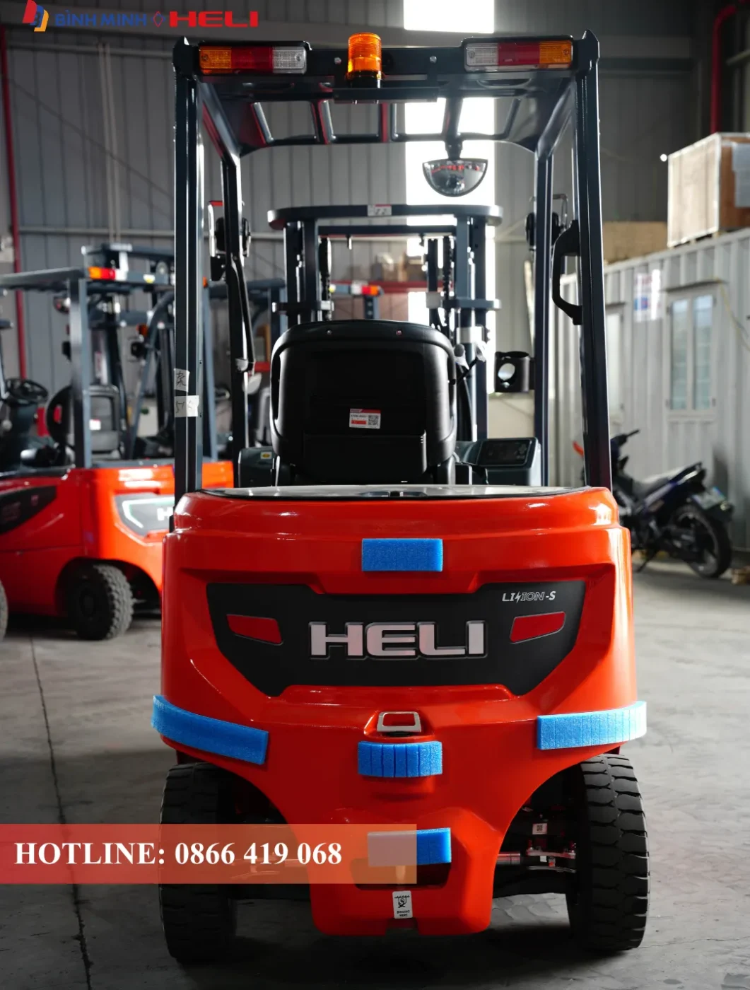 Xe nâng điện Lithium Heli 2.5 tấn – góc nhìn phía sau