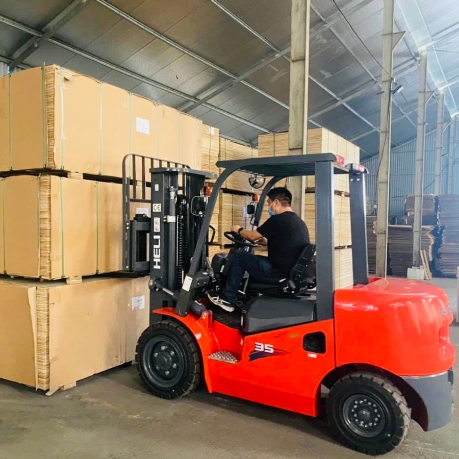 xe nâng HELI do Bình Minh giao cho khách hàng và đang làm việc thực tế.