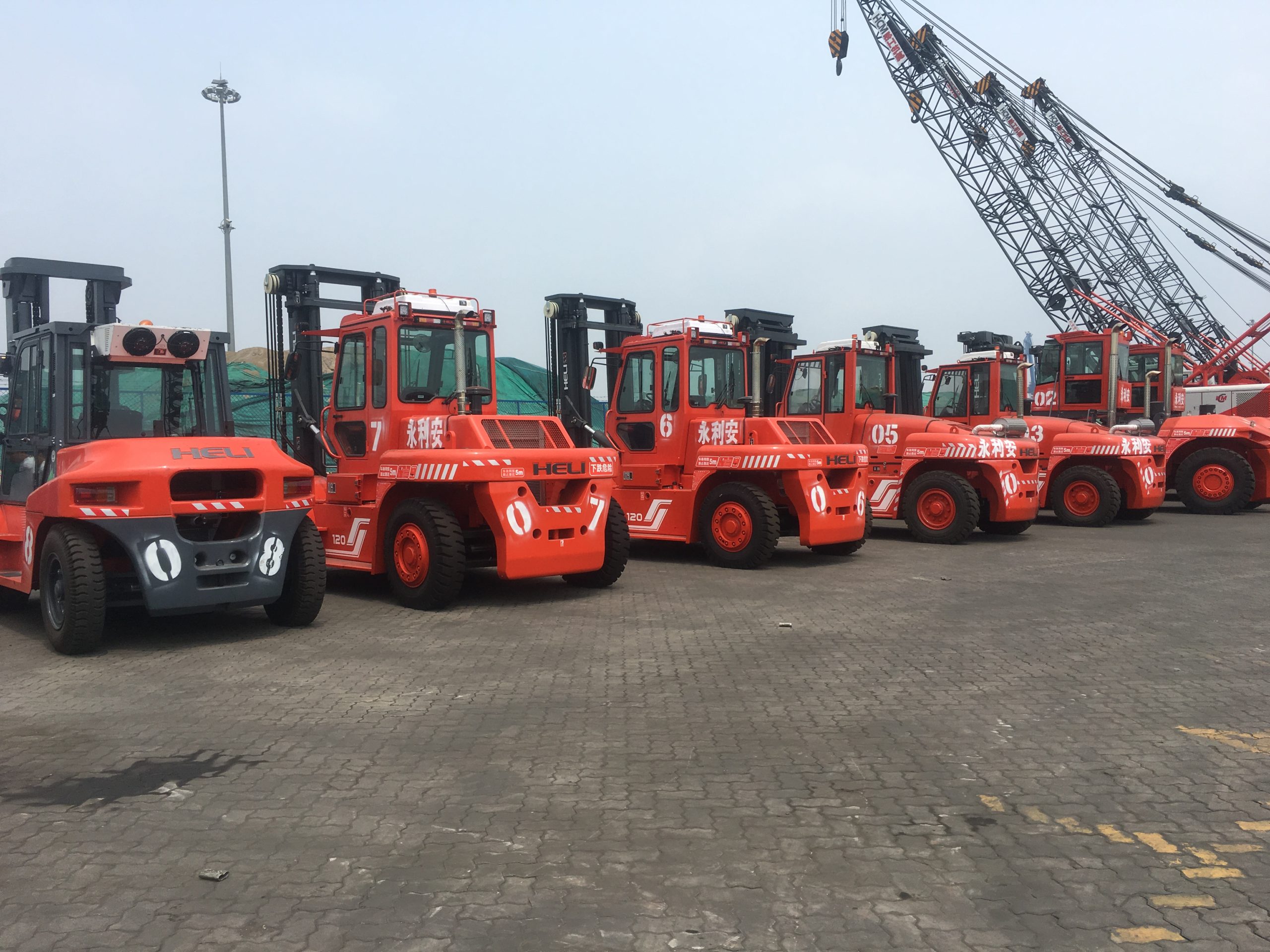 Xe nâng HELI tải trọng lớn đang nâng cuộn thép, vật liệu hoặc hàng hóa nặng.