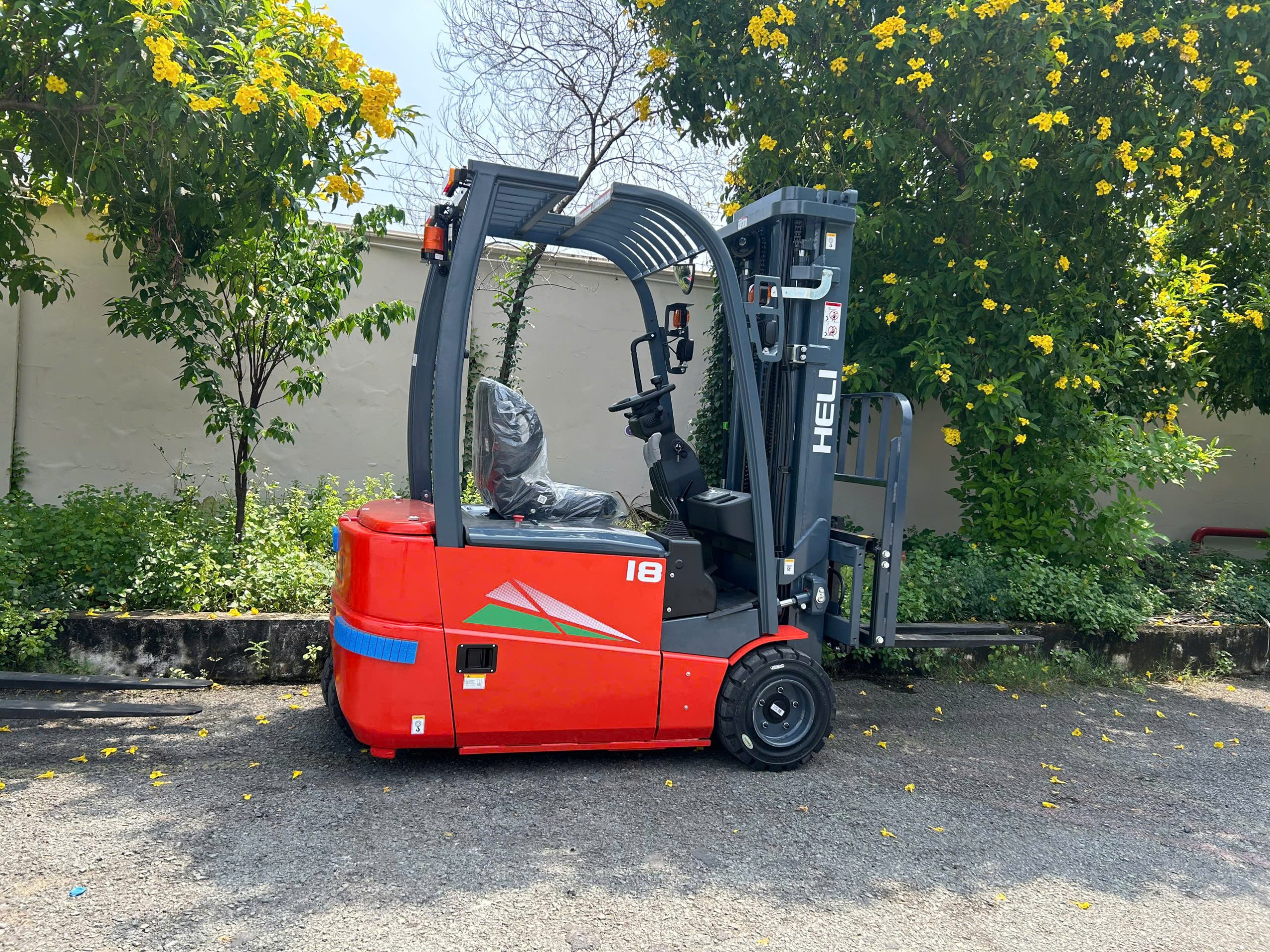 Xe nâng điện HELI 3 bánh