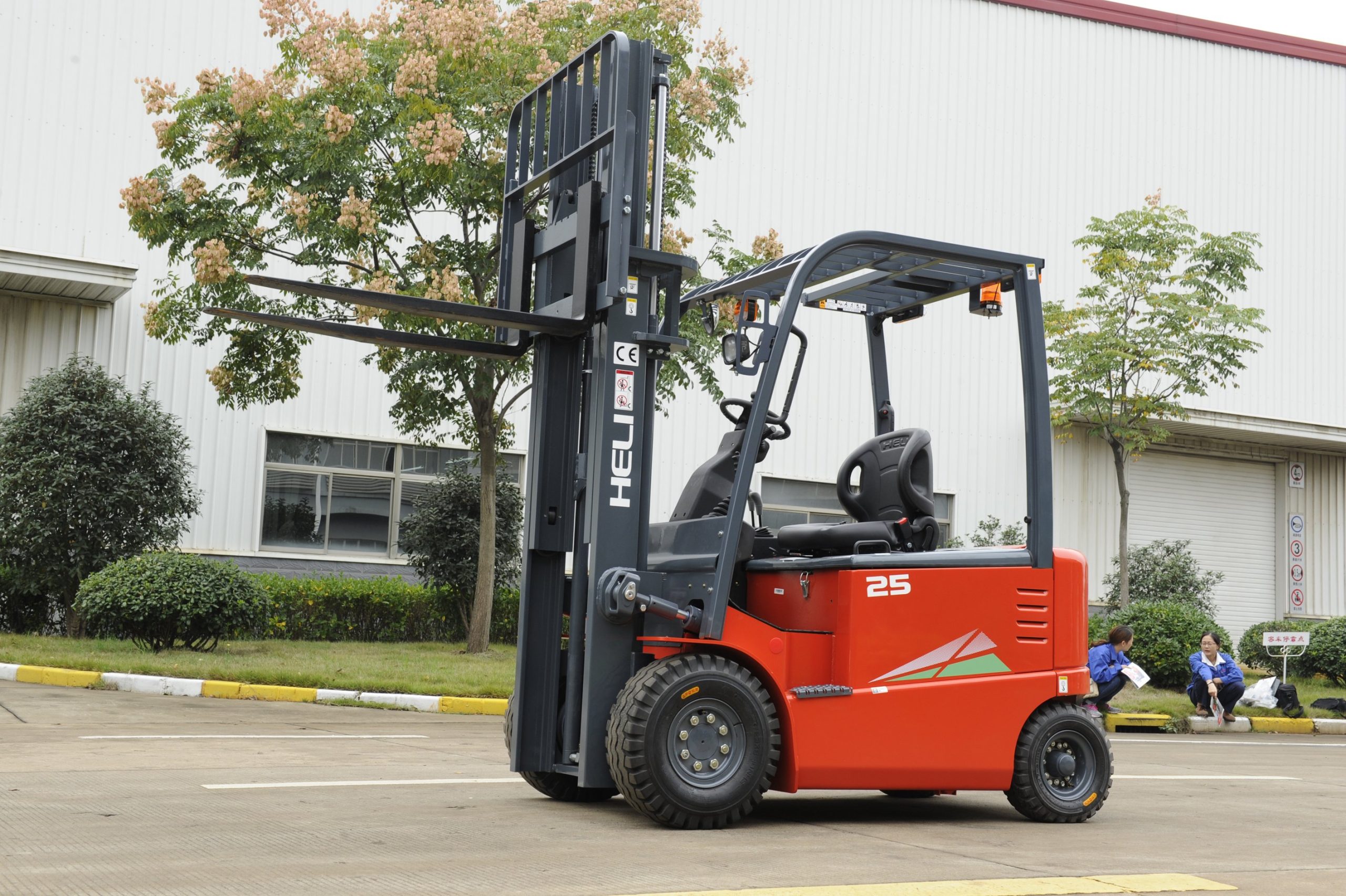 Xe nâng điện HELI 4 bánh