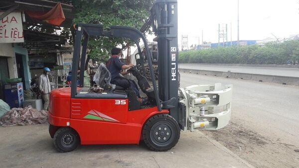 Xe nâng điện 3.5 tấn Heli lắp bộ kẹp cuộn giấy