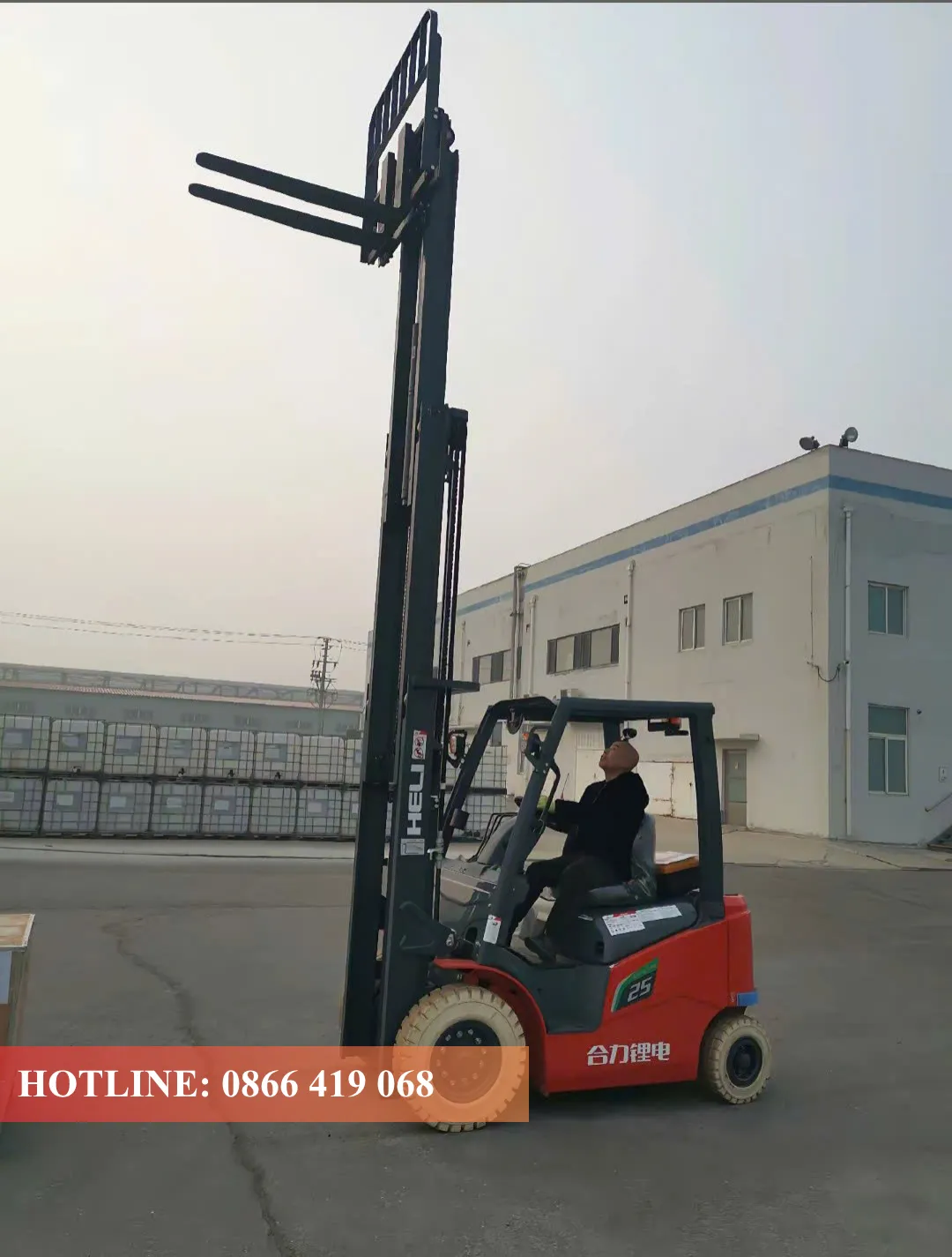 Xe nâng điện pin lithium 2.5 tấn đang nâng lên cao