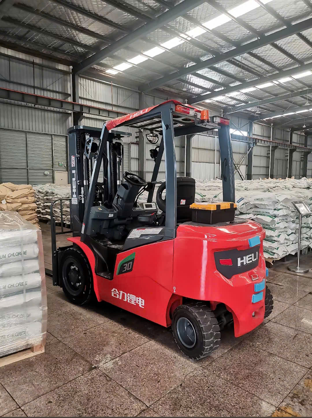 Xe nâng điện lithium 3 tấn HELI phụ vụ kho xưởng