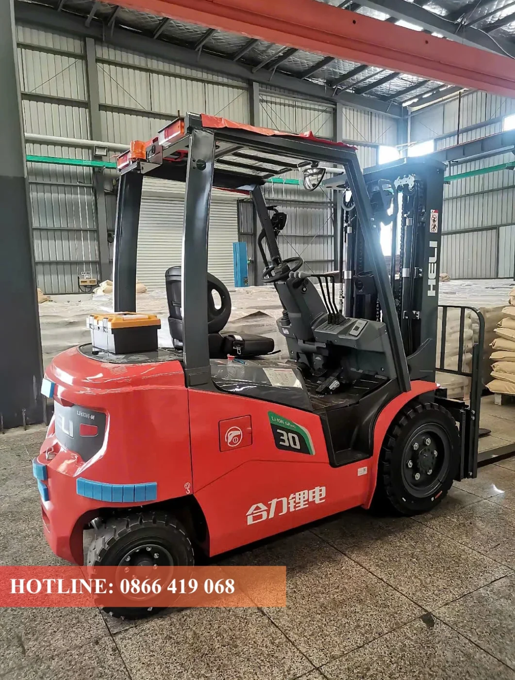Xe nâng điện Lithium Heli 3 tấn – góc nhìn bên hông