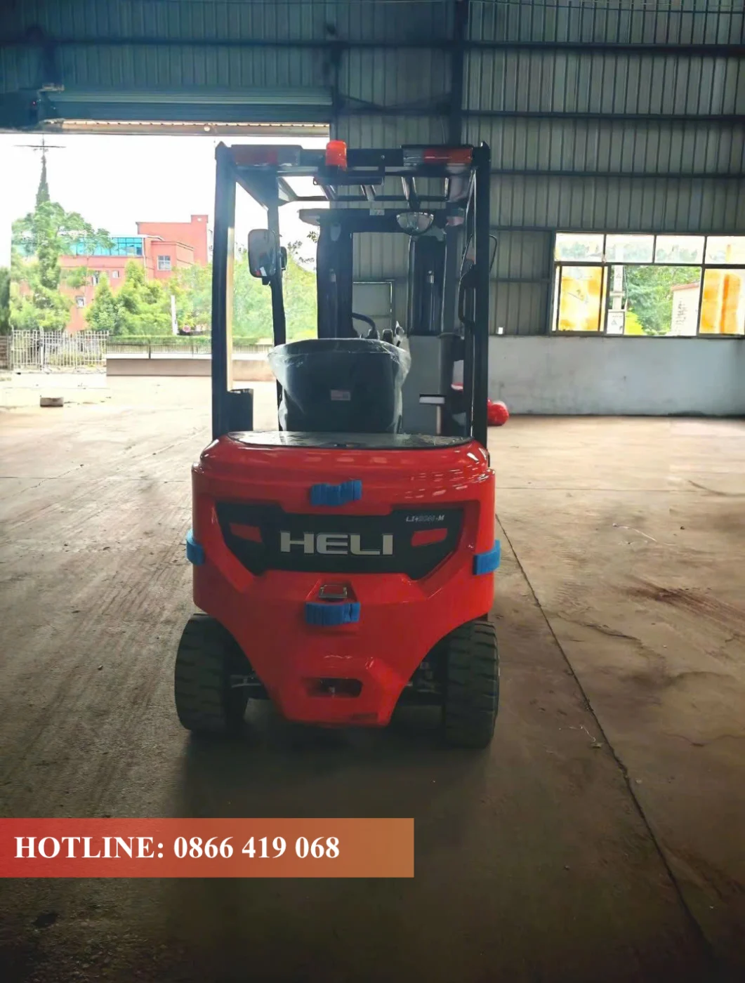 Xe nâng điện Lithium Heli 3 tấn nhìn từ phía sau