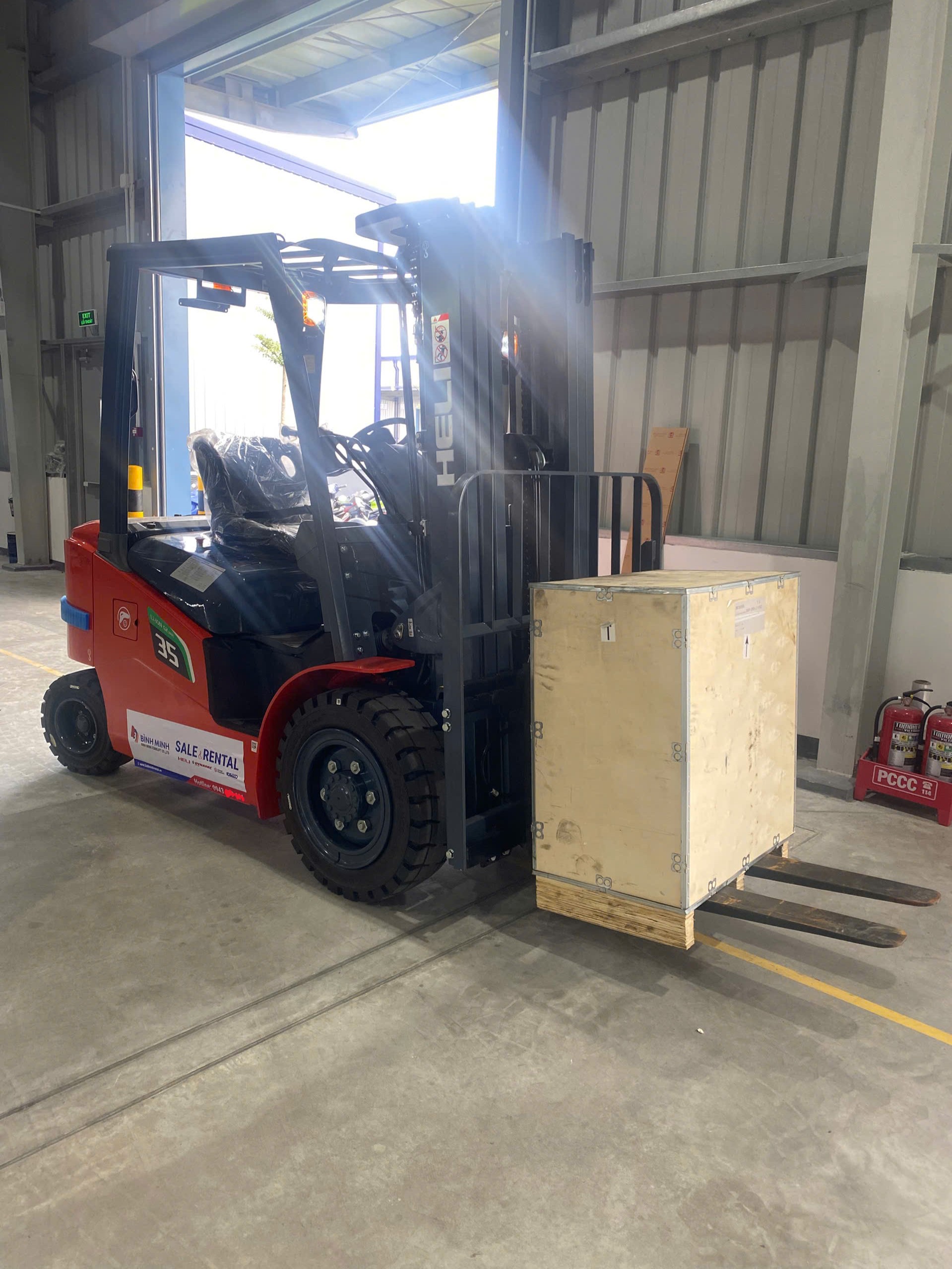 Xe nâng điện lithium HELI 3.5 tấn nâng pallet