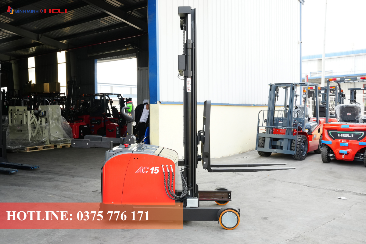 Xe nâng tay điện cao phục vụ công việc nâng pallet hàng hóa lên cao trong kho