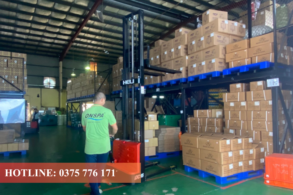 Xe nâng tay điện nâng hạ pallet tại khu vực làm việc trong nhà máy
