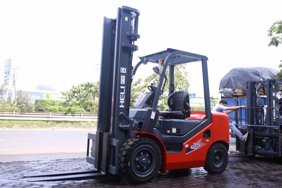 Xe Nâng Dầu 3.5 Tấn Heli