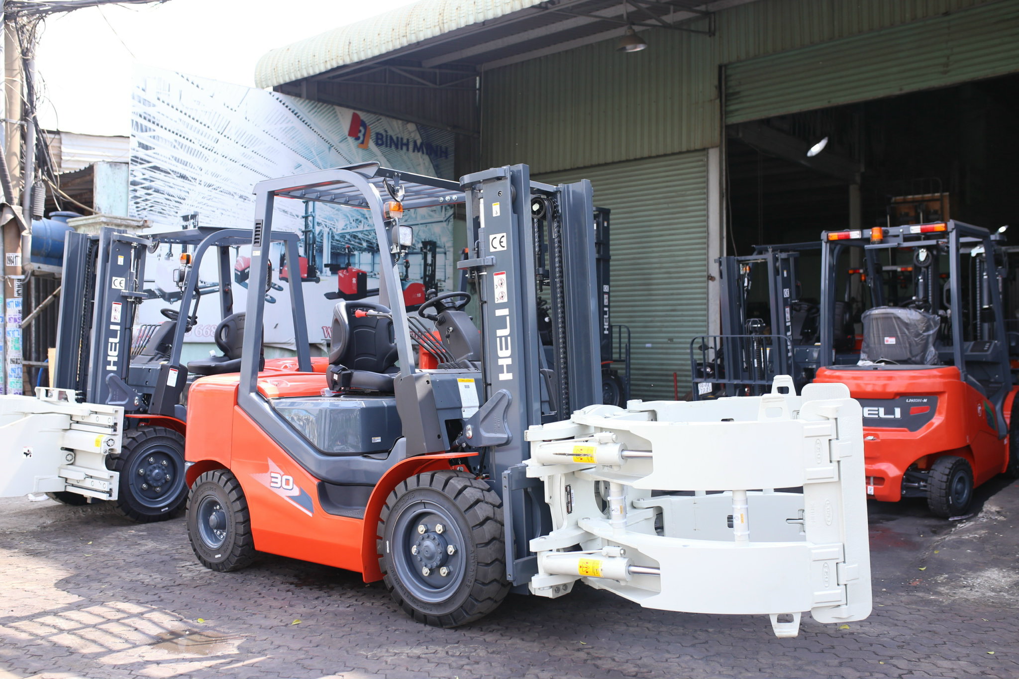 Xe nâng kẹp cuộn giấy 3 tấn