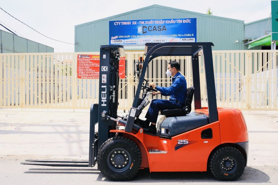 Xe Nâng Dầu 2.5 Tấn Heli