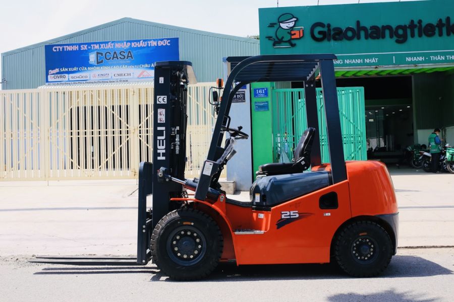 Xe Nâng Dầu 2.5 Tấn Heli
