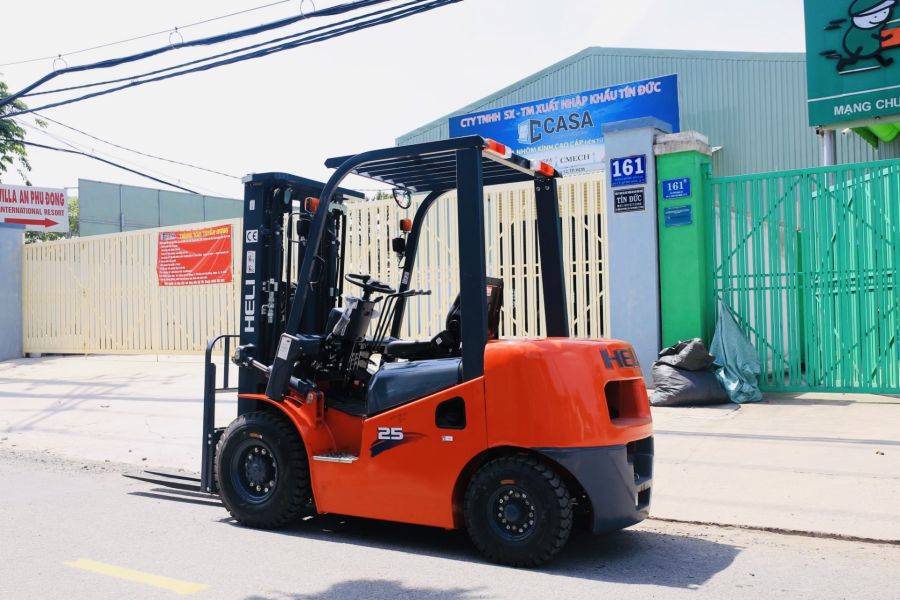 Xe Nâng Dầu 2.5 Tấn Heli
