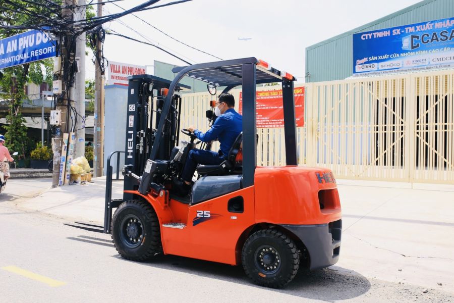 Xe Nâng Dầu 2.5 Tấn Heli