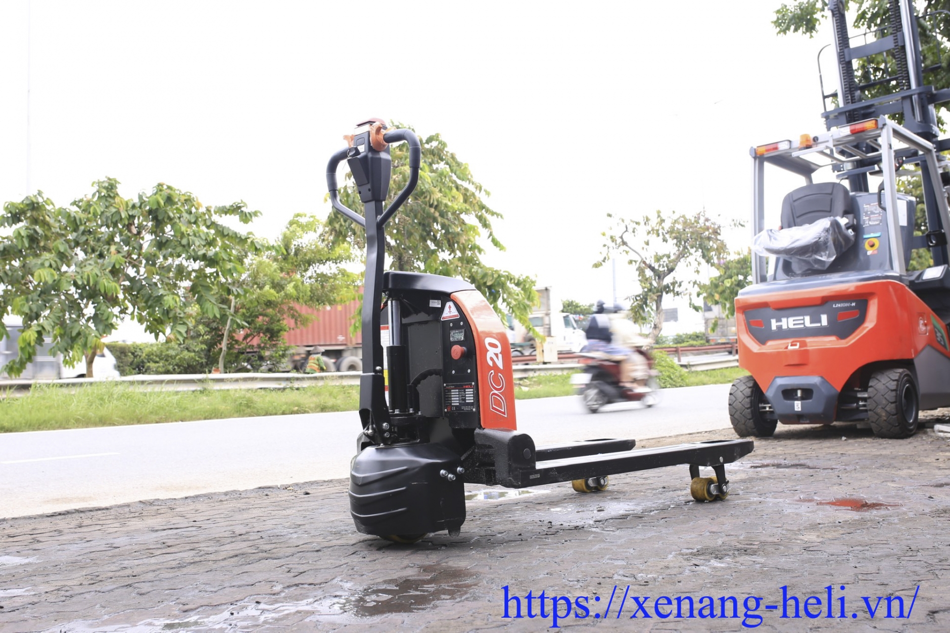giá bán xe nâng tay điện 2 tấn