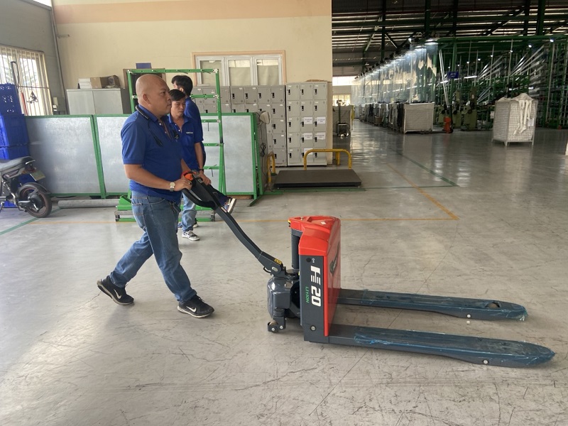 Bàn giao xe nâng tay điện HELI CBD20-ALIH cho khách hàng