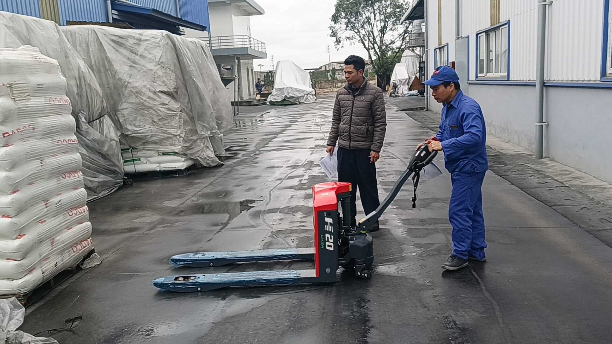 HELI CBD20-ALIH vận chuyển pallet trong kho hàng