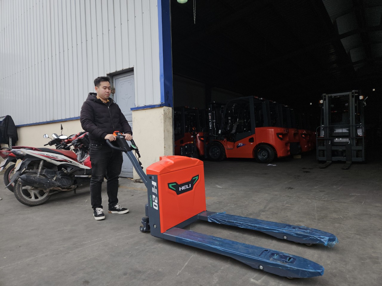 Xe nâng tay điện thấp 2 tấn HELI CBD20-ALIH