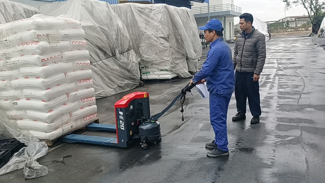 xe-nang-tay-dien-heli-cbd20-alih-nang-pallet