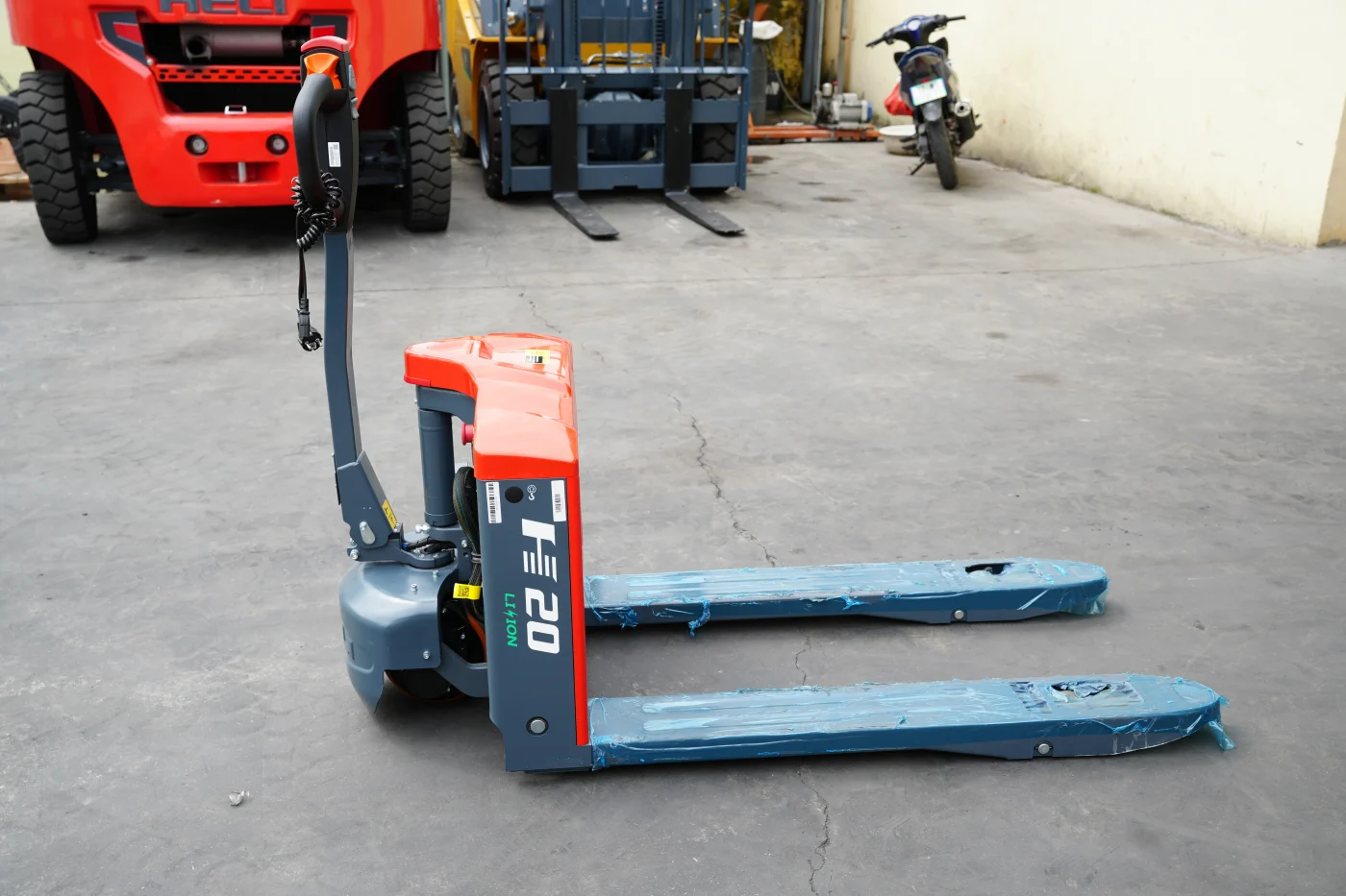 Xe nâng tay điện thấp HELI 2 tấn CBD20-ALIH – góc nhìn bên hông