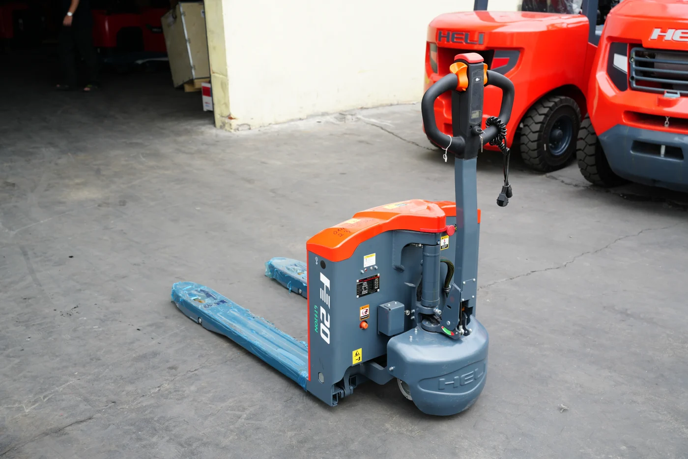 Xe nâng tay điện thấp Heli 2 tấn CBD20-ALIH – góc nhìn phía sau
