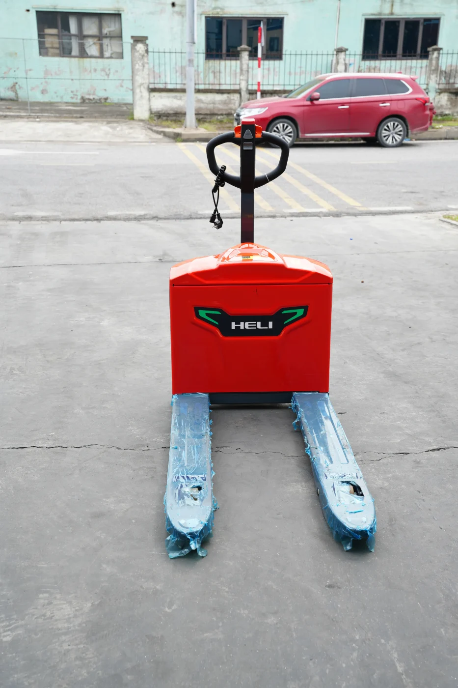 Xe nâng tay điện thấp 2 tấn HELI CBD20-ALIH nhìn từ phía trước